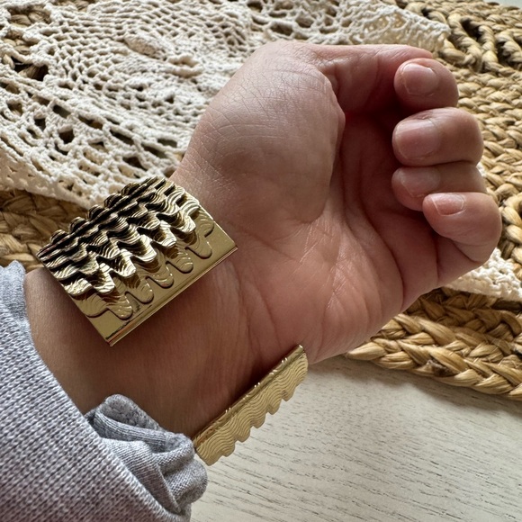 GOLD CUFF - Picture 5 of 12